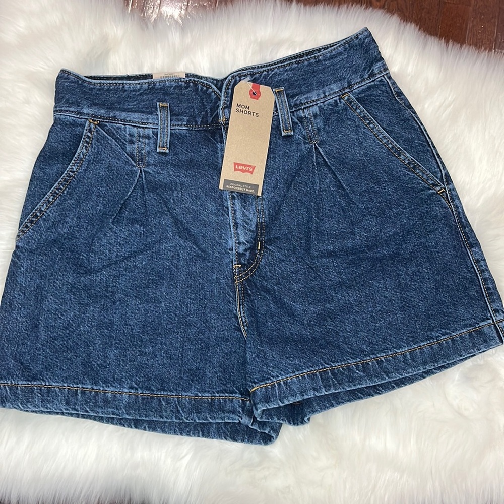 NWT Levi’s High Rise Mom Shorts